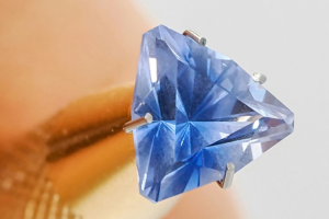 Zaffiro: eleganza e profondità in una pietra senza tempo